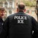 Trabalhadores migrantes são denunciados ao ICE por contratante nos EUA; caso levanta suspeita de não pagamento por serviço.