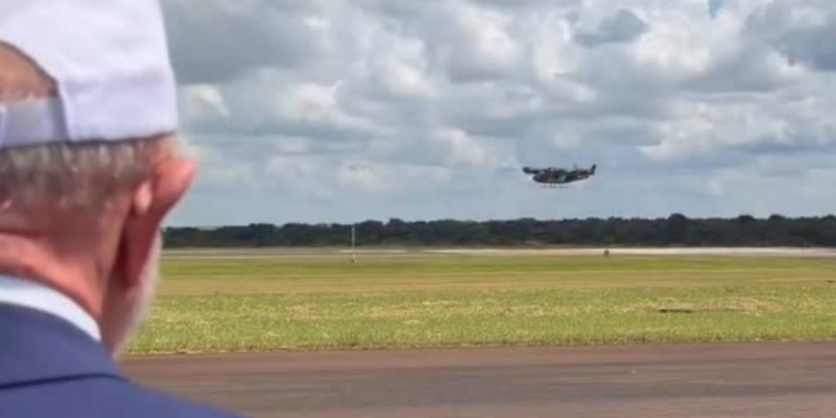 Lula acompanha voo do eVTOL da Embraer em Gavião Peixoto (SP). Tecnologia representa avanço da engenharia brasileira.