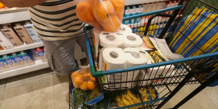 IPCA-15 de março desacelera para 0,44%, pressionado por alimentos e passagens aéreas. Índice acumula 3,9% em 12 meses e segue dentro da meta do governo.