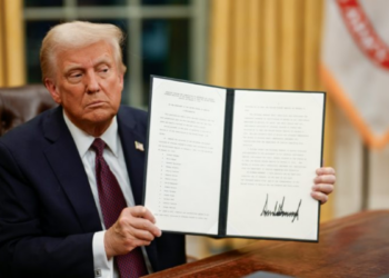 Trump assina decreto que restringe voto por correio e aumenta tensão política nos EUA.