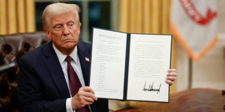 Trump assina decreto que restringe voto por correio e aumenta tensão política nos EUA.