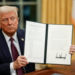 Trump assina decreto que restringe voto por correio e aumenta tensão política nos EUA.