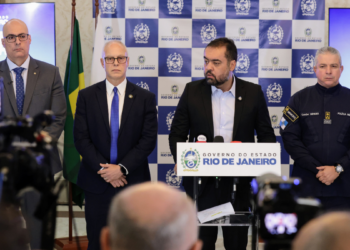 Governador Cláudio Castro deve renunciar ao cargo para evitar cassação no TSE. Entenda os bastidores, impactos políticos e quem pode assumir o governo do RJ.