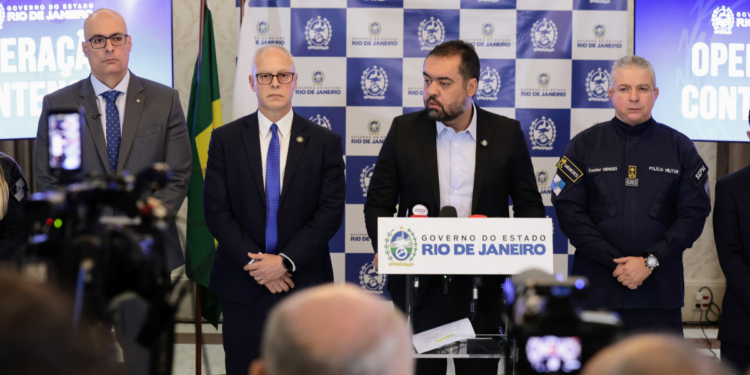 Governador Cláudio Castro deve renunciar ao cargo para evitar cassação no TSE. Entenda os bastidores, impactos políticos e quem pode assumir o governo do RJ.