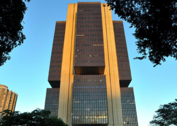 CPI do Crime Organizado ouve ex-chefe do Banco Central e jornalista investigativa em reunião no Senado. Caso envolve investigação sobre fraudes financeiras.