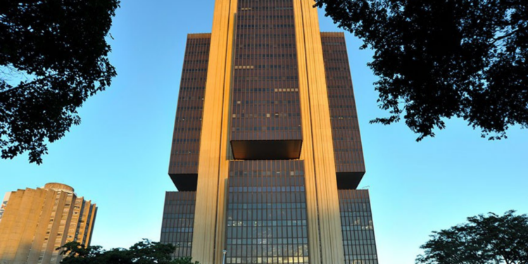 CPI do Crime Organizado ouve ex-chefe do Banco Central e jornalista investigativa em reunião no Senado. Caso envolve investigação sobre fraudes financeiras.