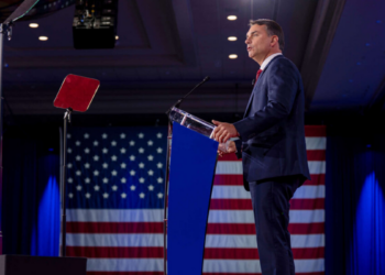 Flávio Bolsonaro discursa na CPAC, compara Bolsonaro a Trump e critica Lula ao tratar de geopolítica e segurança.