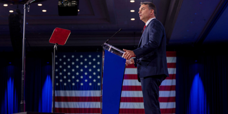 Flávio Bolsonaro discursa na CPAC, compara Bolsonaro a Trump e critica Lula ao tratar de geopolítica e segurança.