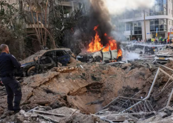 Fragmentos de míssil iraniano deixam feridos após queda em áreas habitadas em Israel e Cisjordânia.