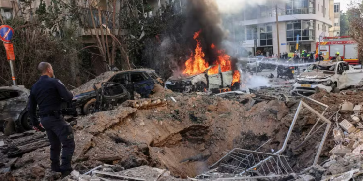 Fragmentos de míssil iraniano deixam feridos após queda em áreas habitadas em Israel e Cisjordânia.