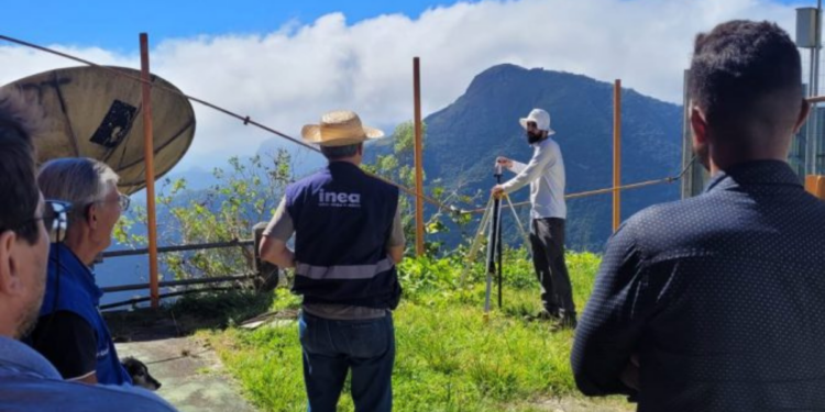 Estado do RJ investe em radares meteorológicos para melhorar previsão do tempo e prevenir desastres naturais.