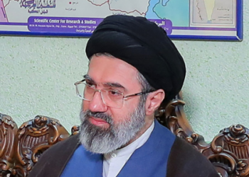 Mojtaba Khamenei, filho de Ali Khamenei, foi escolhido como novo líder supremo do Irã pela Assembleia de Especialistas. Decisão ocorre em meio a tensões e conflitos no Oriente Médio.