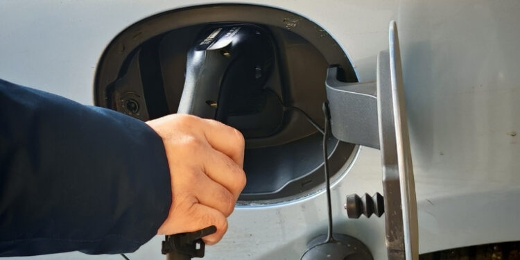 BYD lança bateria que carrega carros elétricos até 97% em 9 minutos.