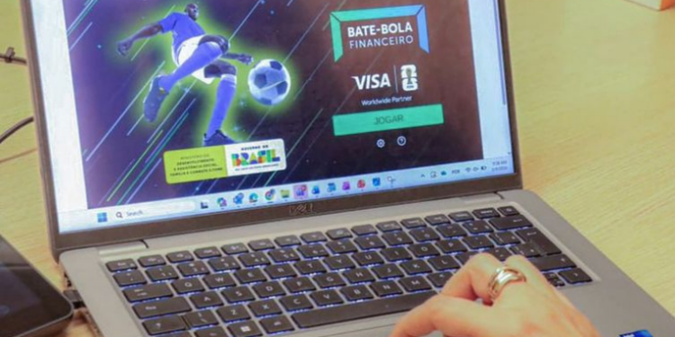 Jogo educativo transforma futebol em aula de educação financeira para beneficiários sociais