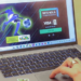 Jogo educativo transforma futebol em aula de educação financeira para beneficiários sociais