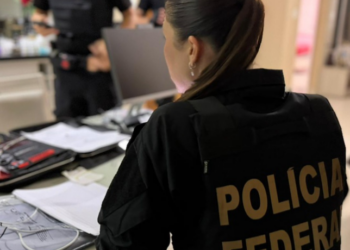 Operação da Polícia Federal investiga suspeitas de irregularidades na gestão de recursos da previdência dos servidores do Amazonas. Mandados de busca e afastamento de servidores foram autorizados pela Justiça.