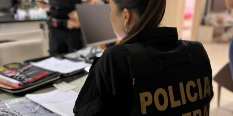 Operação da Polícia Federal investiga suspeitas de irregularidades na gestão de recursos da previdência dos servidores do Amazonas. Mandados de busca e afastamento de servidores foram autorizados pela Justiça.