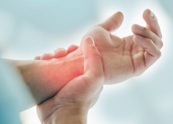 Fibromialgia é doença crônica que causa dores intensas, fadiga e distúrbios do sono. Em casos graves, pacientes podem ter acesso a benefícios do INSS.