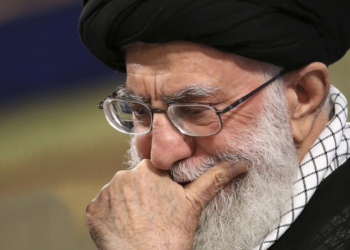 O líder supremo do Irã, Ali Khamenei, foi morto em ataque militar. O governo decretou luto e lançou retaliações, enquanto Elon Musk e líderes internacionais comentam a situação.