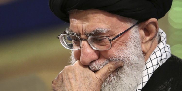 O líder supremo do Irã, Ali Khamenei, foi morto em ataque militar. O governo decretou luto e lançou retaliações, enquanto Elon Musk e líderes internacionais comentam a situação.