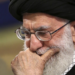 O líder supremo do Irã, Ali Khamenei, foi morto em ataque militar. O governo decretou luto e lançou retaliações, enquanto Elon Musk e líderes internacionais comentam a situação.