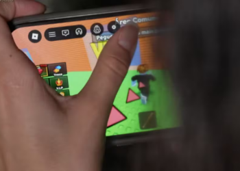 Polícia Civil do Rio prende homem suspeito de administrar “bailes virtuais” no Roblox, expondo menores a conteúdo sexual e incentivo a práticas criminosas.