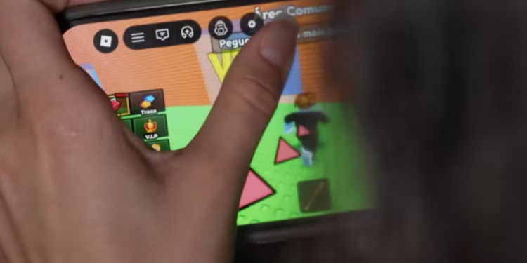 Polícia Civil do Rio prende homem suspeito de administrar “bailes virtuais” no Roblox, expondo menores a conteúdo sexual e incentivo a práticas criminosas.