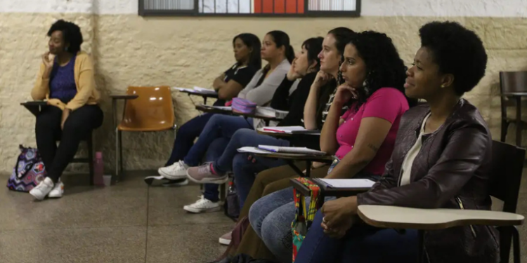 O MEC estendeu o prazo para que cursinhos populares se inscrevam na Rede Nacional de Cursinhos Populares 2026. Programa oferece apoio técnico, financeiro e auxílio permanência a estudantes socialmente vulneráveis.