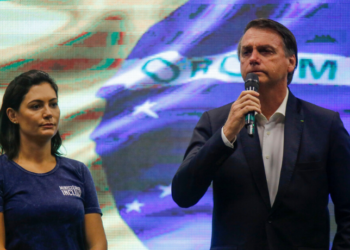 Jair Bolsonaro envia carta a Michelle Bolsonaro pedindo que ela adie participação política até março de 2026, reforçando apoio e criticando pressões internas do bolsonarismo.