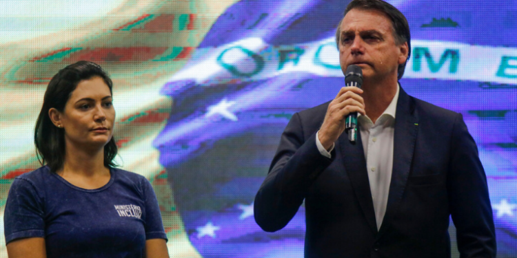 Jair Bolsonaro envia carta a Michelle Bolsonaro pedindo que ela adie participação política até março de 2026, reforçando apoio e criticando pressões internas do bolsonarismo.