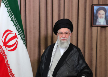 A morte de Ali Khamenei, líder supremo do Irã, aos 86 anos, durante ataques atribuídos aos EUA e a Israel, marca o fim de uma era e gera incertezas sobre a sucessão e o futuro político do país.