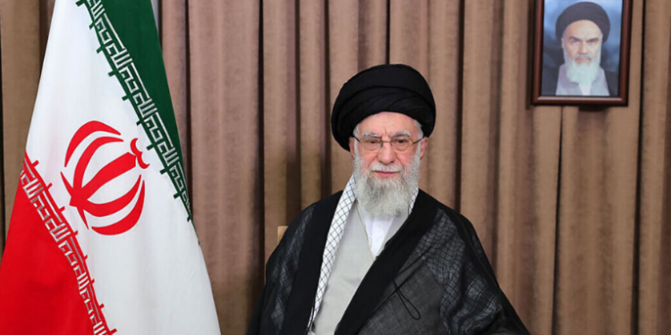 A morte de Ali Khamenei, líder supremo do Irã, aos 86 anos, durante ataques atribuídos aos EUA e a Israel, marca o fim de uma era e gera incertezas sobre a sucessão e o futuro político do país.
