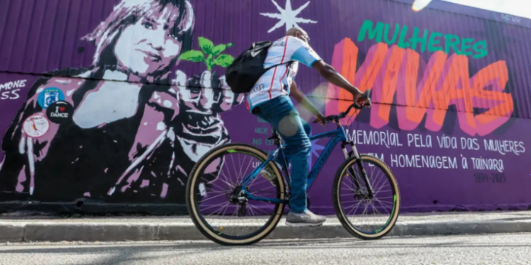 São Paulo ganha mural em homenagem a Tainara Souza Santos, vítima de feminicídio. Artistas e autoridades destacam o combate à violência de gênero e a importância da conscientização.