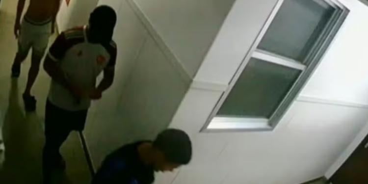 Quatro estudantes do Colégio Pedro II são alvo de processo administrativo e investigação policial por envolvimento em estupro coletivo de adolescente de 17 anos em Copacabana. Suspeitos estão foragidos.