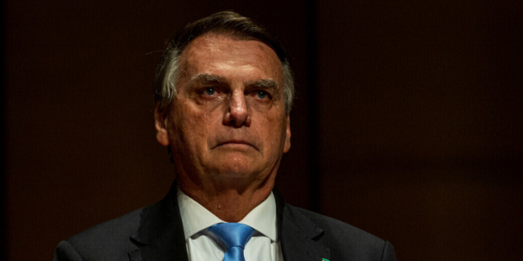 Ministro Alexandre de Moraes, do STF, nega prisão domiciliar a Jair Bolsonaro e mantém ex-presidente no Complexo da Papuda, em Brasília.
