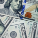 Escalada no Oriente Médio faz petróleo disparar, dólar subir e aumenta incerteza sobre inflação e juros no Brasil. Risco no Estreito de Ormuz preocupa mercados.