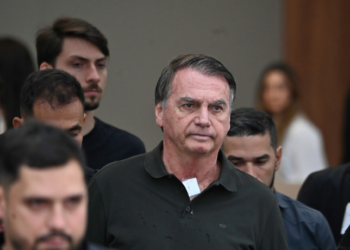 Decisão do ministro Alexandre de Moraes detalha a rotina de Jair Bolsonaro no 19º Batalhão da PM, incluindo atendimentos médicos, visitas, alimentação e condições de saúde.