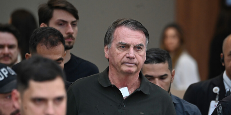 Decisão do ministro Alexandre de Moraes detalha a rotina de Jair Bolsonaro no 19º Batalhão da PM, incluindo atendimentos médicos, visitas, alimentação e condições de saúde.