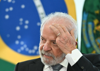 Lula deve adotar discurso de pacificação entre Estados Unidos e Irã, evitando críticas a Donald Trump e defendendo solução diplomática para o conflito no Oriente Médio.
