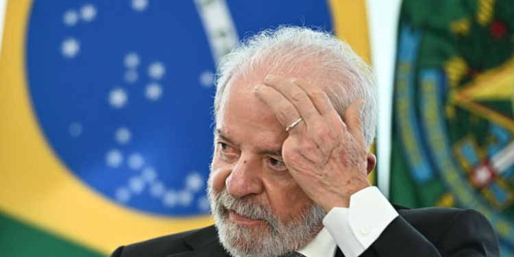 Lula deve adotar discurso de pacificação entre Estados Unidos e Irã, evitando críticas a Donald Trump e defendendo solução diplomática para o conflito no Oriente Médio.