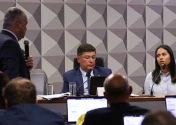 Aline Cabral, ex-secretária de Antônio Carlos Camilo Antunes, prestou depoimento à CPMI do INSS e negou envolvimento em fraudes ou pagamentos a agentes públicos, explicando seu papel na empresa.