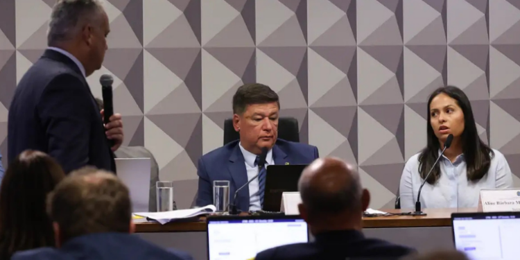 Aline Cabral, ex-secretária de Antônio Carlos Camilo Antunes, prestou depoimento à CPMI do INSS e negou envolvimento em fraudes ou pagamentos a agentes públicos, explicando seu papel na empresa.