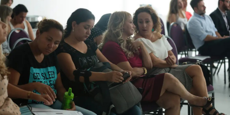 Aumenta o número de mulheres que optam por não ter filhos no Brasil. Especialistas apontam impacto social e profissional da maternidade e reforçam a importância dos direitos reprodutivos.
