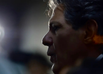 Fernando Haddad diz que é prematuro reverter cortes da Selic diante do conflito entre Estados Unidos, Israel e Irã. Brasil mantém reservas financeiras e produção energética sólida.