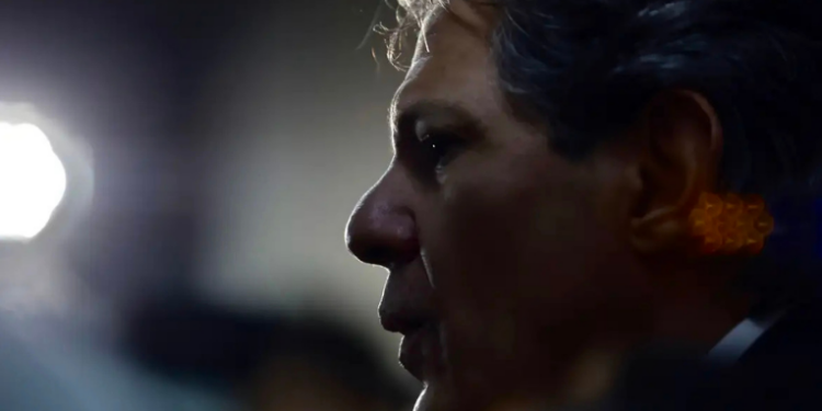 Fernando Haddad diz que é prematuro reverter cortes da Selic diante do conflito entre Estados Unidos, Israel e Irã. Brasil mantém reservas financeiras e produção energética sólida.