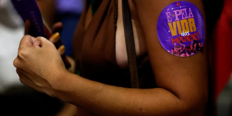 Mapa da Mulher Carioca aponta aumento alarmante do feminicídio no Rio de Janeiro, com 50 casos em 2024 e 117 tentativas, além de desigualdade no trabalho doméstico e no mercado de trabalho.
