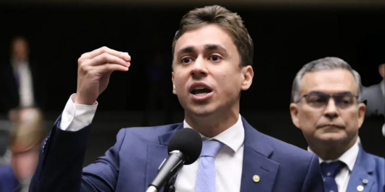 Justiça Eleitoral ordena retirada de vídeo de Nikolas após entender que fala de Lula sobre saúde foi apresentada fora de contexto.
