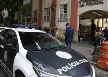 Novos casos de violência sexual contra adolescentes do Colégio Pedro II são investigados pela Polícia Civil do RJ. Dois suspeitos seguem foragidos, e mandados de busca foram emitidos.