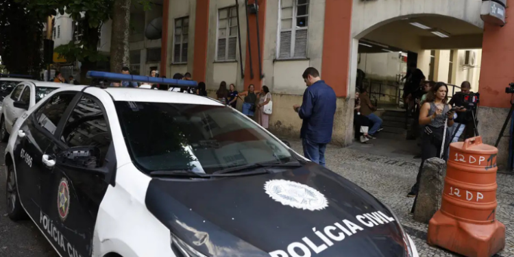 Novos casos de violência sexual contra adolescentes do Colégio Pedro II são investigados pela Polícia Civil do RJ. Dois suspeitos seguem foragidos, e mandados de busca foram emitidos.