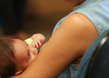 Pesquisa do IBGE mostra aumento de mulheres que têm filhos após os 40 anos. Especialistas reforçam importância de hábitos saudáveis e acompanhamento pré-natal para gestação segura.